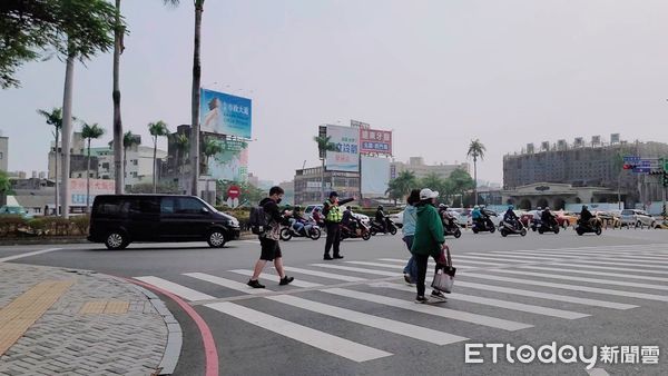 ▲▼             台南市警局進行路口不禮讓行人取締。（圖／記者林悅翻攝）