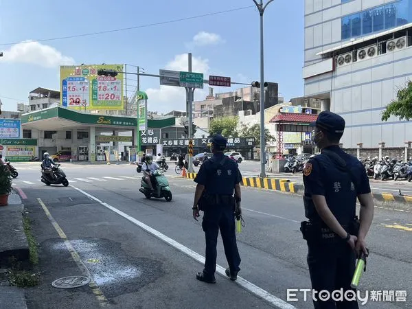 ▲▼             台南市警局進行路口不禮讓行人取締。（圖／記者林悅翻攝）