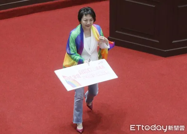 ▲▼立法院院會 司法院釋字第748號解釋施行法第二十條修正草案三讀 敲槌 同性收養 范雲 鄭運鵬。（圖／記者屠惠剛攝）