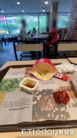 ▲警方佯裝顧客點麥克雞塊餐食用，趁何姓女子（右）面交款項時將劉姓車手逮捕。（圖／記者高堂堯翻攝）