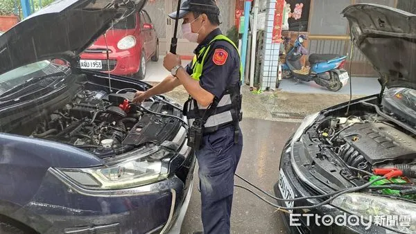 ▲潮州警分局餉潭派出所所長林登義協助發動車輛            。（圖／記者陳崑福翻攝）