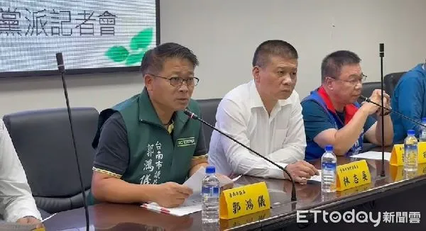 ▲為強化台南市交通安全，台南市議會成立24位跨黨派議員，16日組成「跨黨派交通安全連線」，並提交階段訴求書，並要求市府提出交通改善政策白皮書。（圖／記者林悅翻攝，下同）