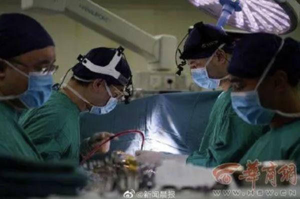 ▲西安交大第一附屬醫院完成大陸首例將微創技術結合心臟不停跳的人工心臟植入手術。（圖／翻攝華商報）