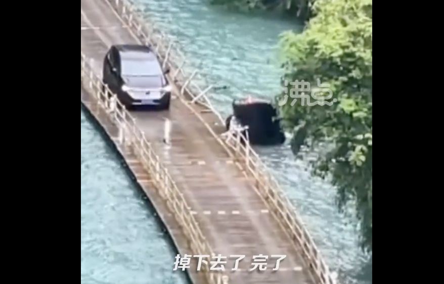 網紅景點獅子關浮橋車輛翻覆落水致5死　有人爬出在水中掙扎呼救 | ETt
