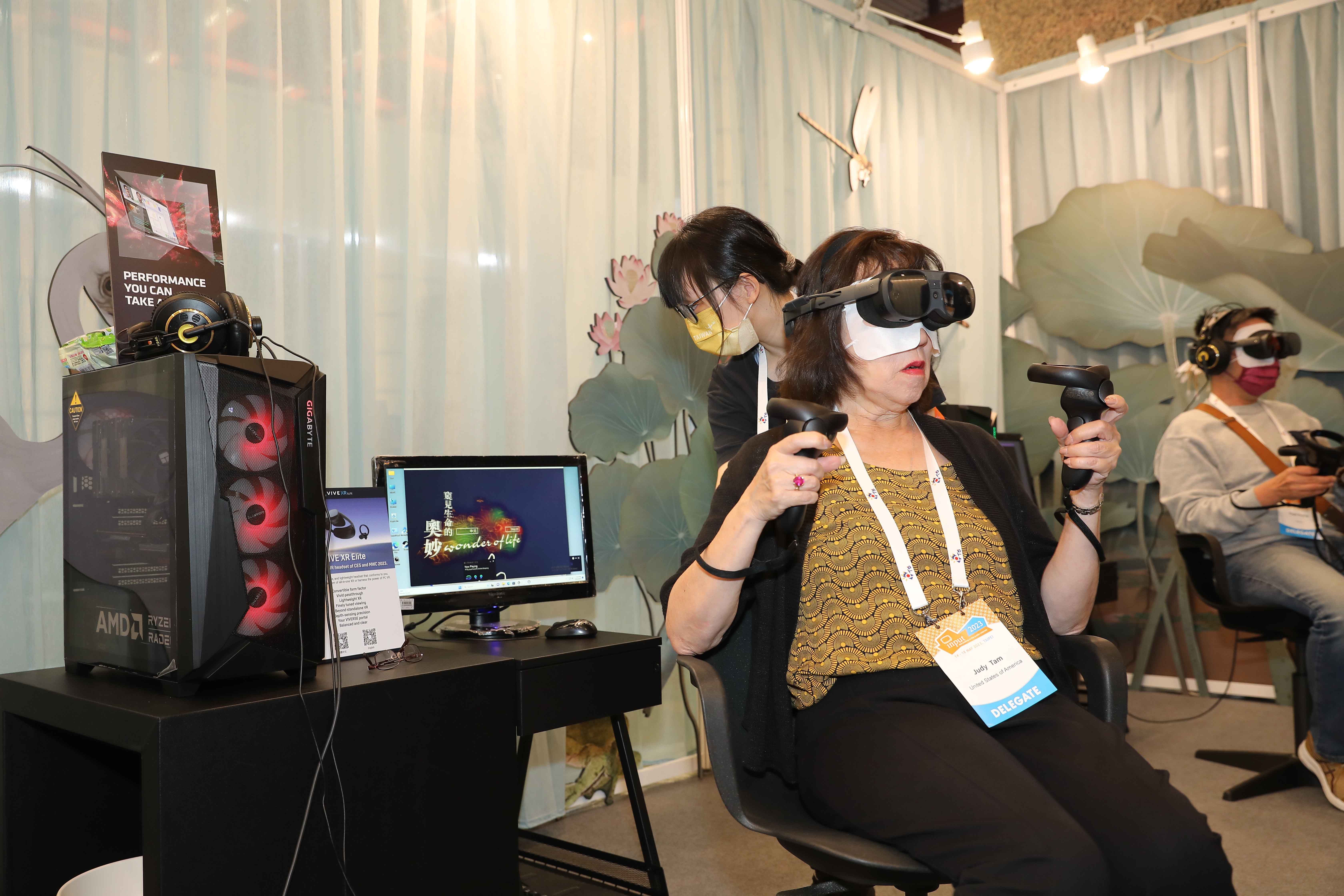 ▲▼世界公視大展主席Judy Tam透過HTC VIVE XR Elite及AMD電競級PC，讓體驗者盡享最身歷其境的 VR觀影感受。（圖／HTC提供）