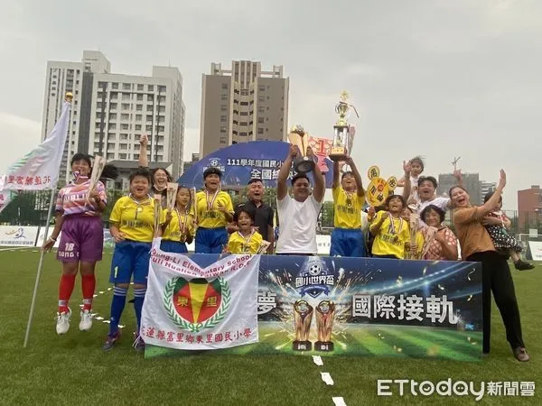 ▲▼東里國小在冠軍賽中以4:2輕鬆擊敗對手，為花蓮、為東里爭取最高榮耀，勇奪金盃。（圖／花蓮縣政府提供，下同）