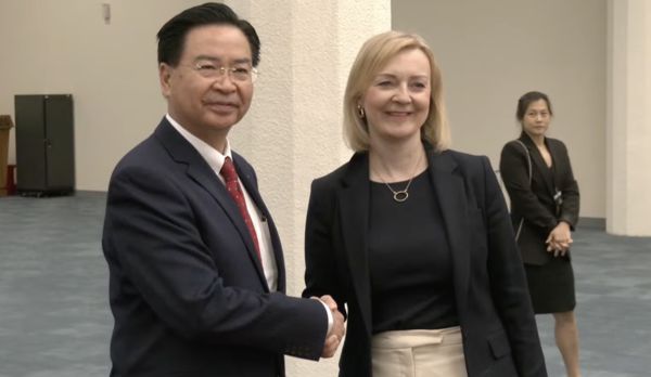 ▲▼英國前首相特拉斯（Liz Truss）晚間6時30分搭機抵達桃園機場。（圖／外交部直播）