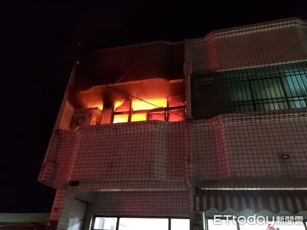▲台南市東山區1處民宅，16日深夜傳出火警，消防人員全力搶救。（圖／民眾提供，下同）