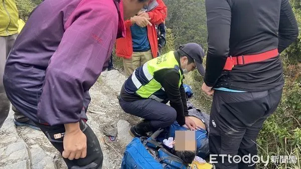 ▲▼男子倒地昏迷失去呼吸心跳，警消電擊4次並持續CPR急救。（圖／記者王兆麟翻攝，下同）