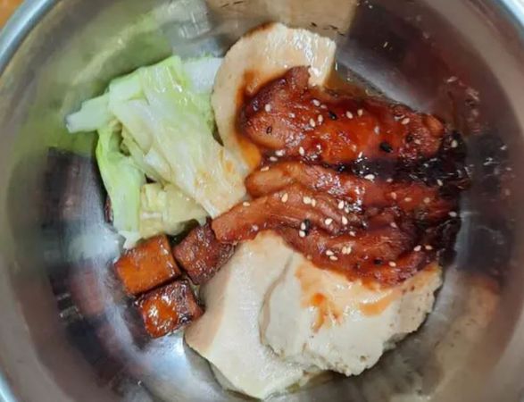 ▲▼北一女學餐「幾片菜＋一小塊肉」要76元！她傻眼：還沒有飯。（圖／翻攝自Dcard）