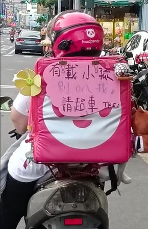 ▲女外送員揹嬰上路，箱子上貼的話惹網心疼。（圖／翻攝自臉書社團「路上觀察學院」）