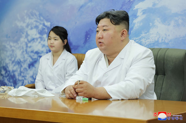 ▲▼ 北韓領導人金正恩帶著女兒金朱愛現身，視察軍事偵察衛星發射工作。（圖／路透）