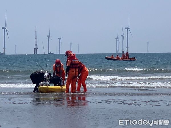 ▲▼一艘獨木舟16日在竹南龍鳳漁港外海翻覆，船上2名民眾落海後攀附在翻覆的獨木舟上漂流，後由附近漁船及海巡救生艇救起。（圖／記者蔡文淵翻攝）