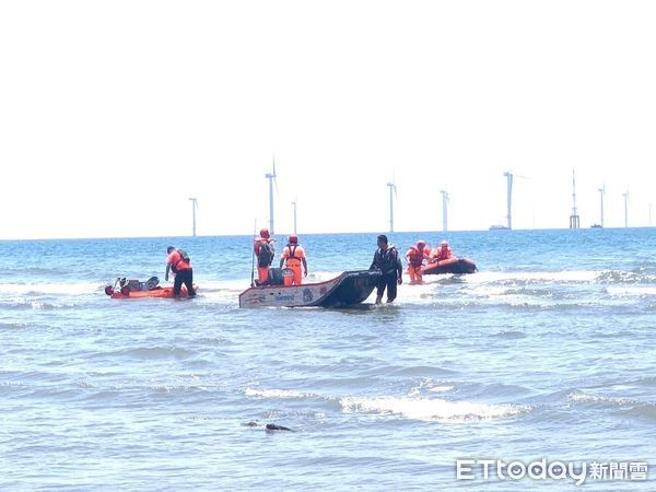 ▲▼一艘獨木舟16日在竹南龍鳳漁港外海翻覆，船上2名民眾落海後攀附在翻覆的獨木舟上漂流，後由附近漁船及海巡救生艇救起。（圖／記者蔡文淵翻攝）