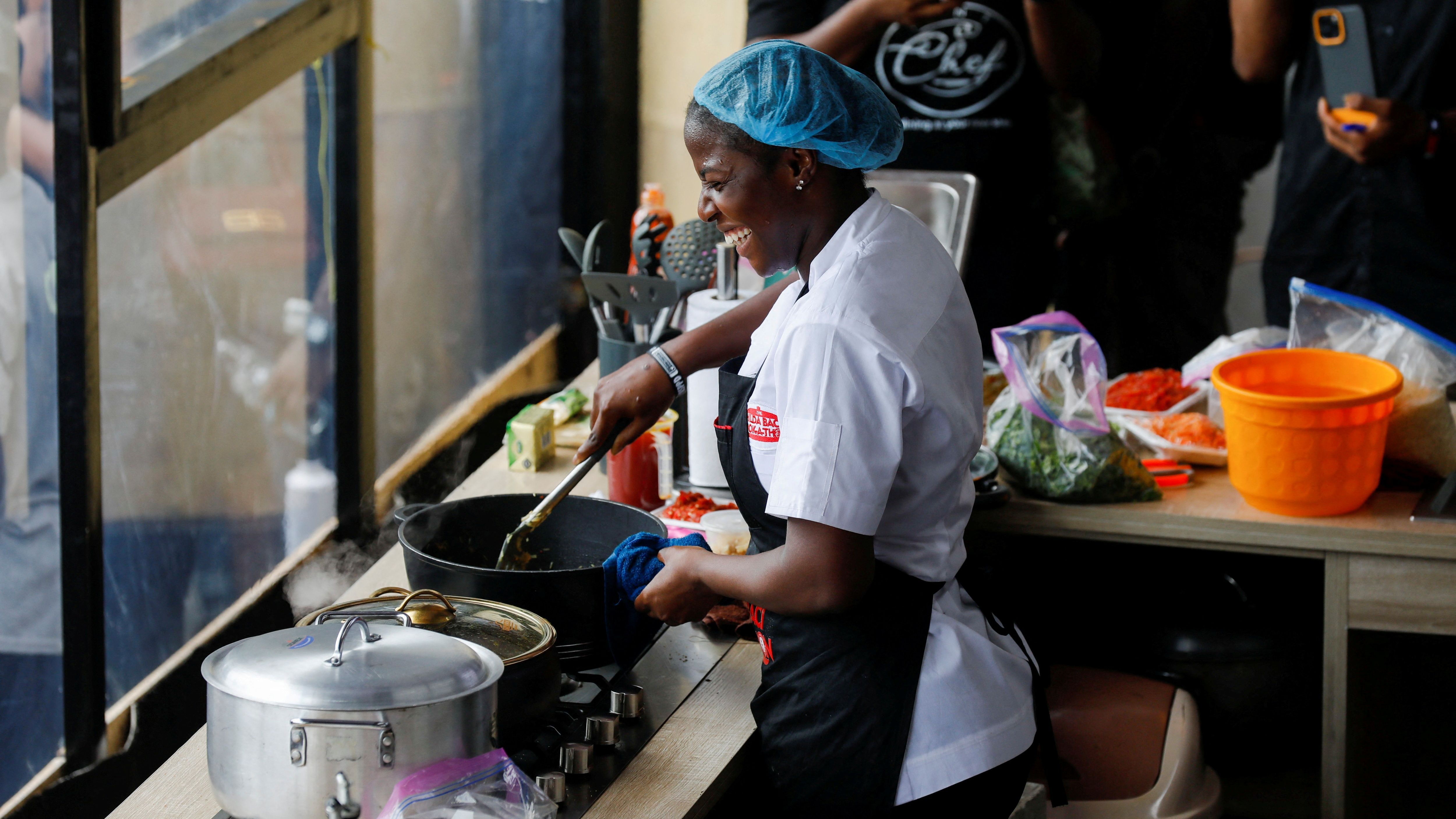▲▼奈及利亞大廚Hilda Effiong Bassey挑戰連續烹飪100小時。（圖／路透）