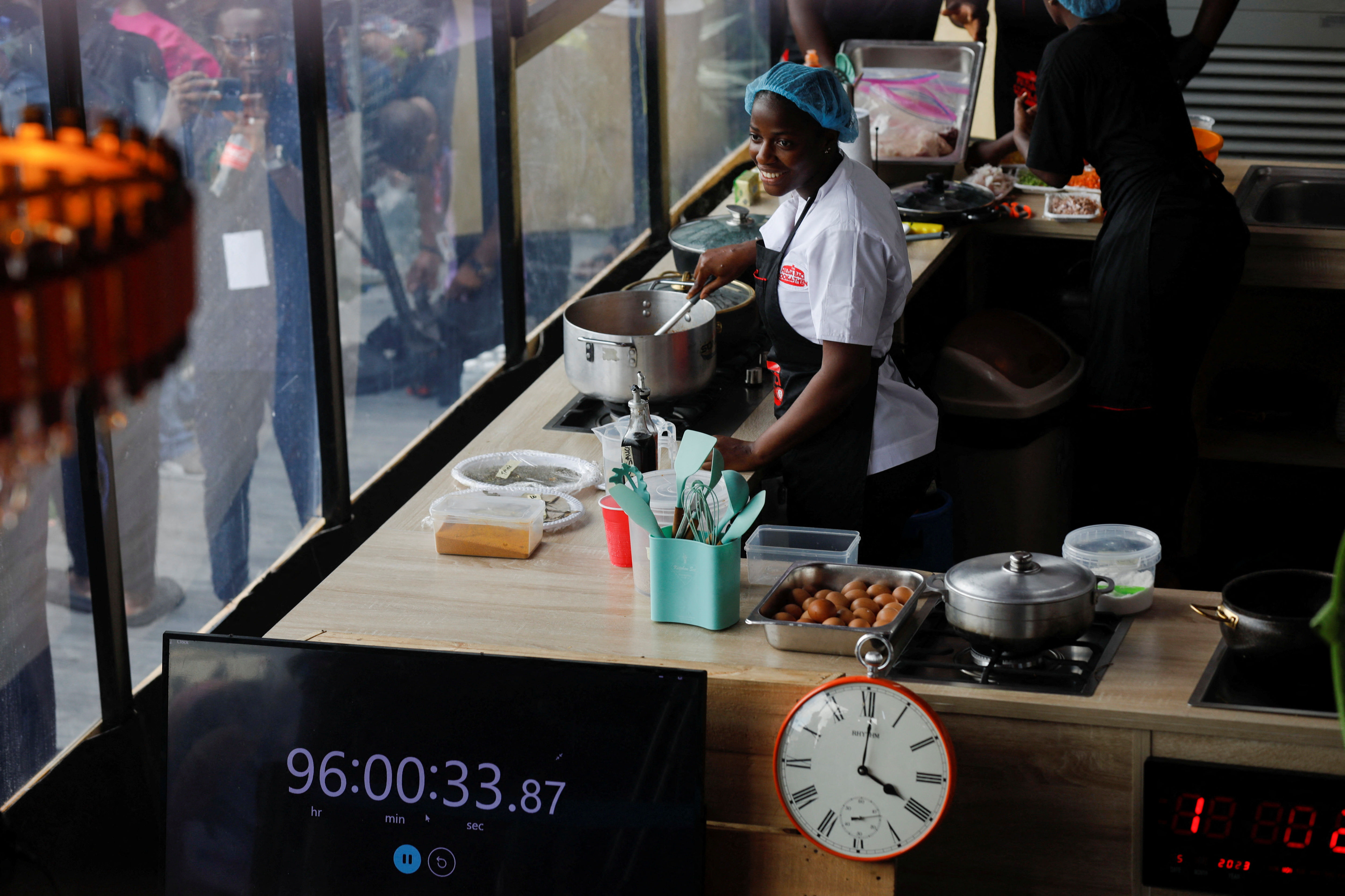 ▲▼奈及利亞大廚Hilda Effiong Bassey挑戰連續烹飪100小時。（圖／路透）