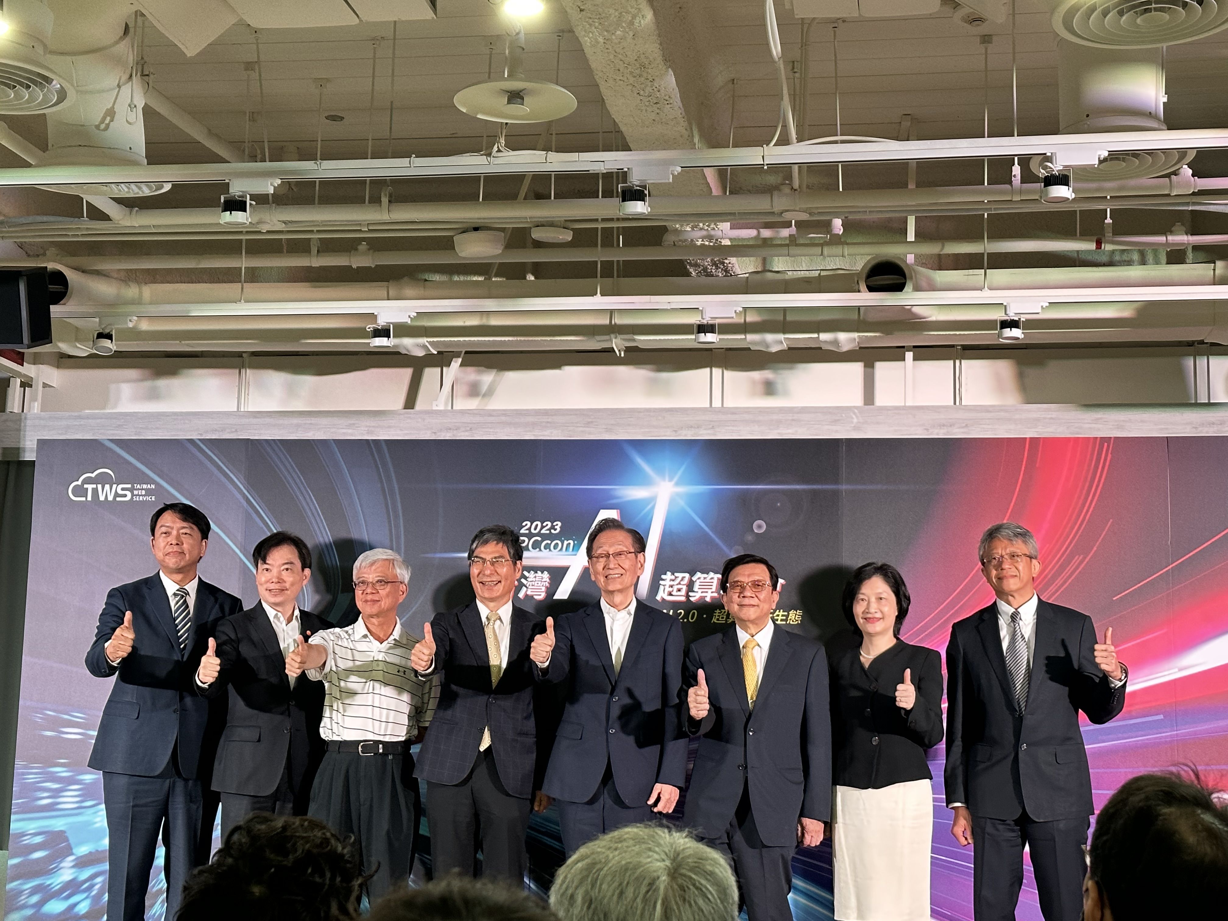 ▲▼ 華碩董事長施崇棠(左五）出席台灣AI超算年會            。（圖／記者蕭文康攝）