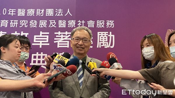 ▲▼衛福部長薛瑞元出席衛生福利部獎勵110年度醫療財團法人辦理研究人才培育及醫療社會服務績效卓著獎勵。（圖／記者洪巧藍攝）