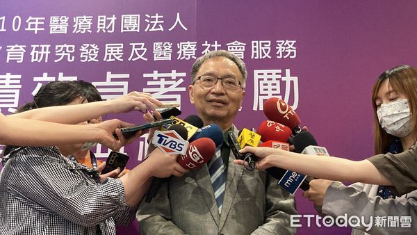 ▲▼衛福部長薛瑞元出席衛生福利部獎勵110年度醫療財團法人辦理研究人才培育及醫療社會服務績效卓著獎勵。（圖／記者洪巧藍攝）