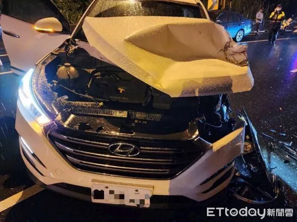 ▲白色小客車遭撞車頭全毀，造成車內3人受傷送醫。（圖／鳳林警分局提供，下同）