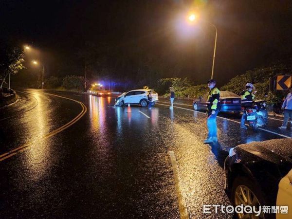 ▲白色小客車遭撞車頭全毀，造成車內3人受傷送醫。（圖／鳳林警分局提供，下同）