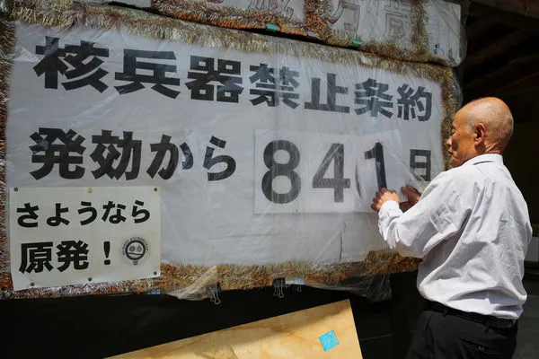 ▲▼▲▼2023年七大工業國集團（G7）領袖高峰會19日至21日將在日本廣島市登場，原子彈倖存者Toshiyuki Mimaki計算《禁止核武器條約》在山形區生效以來的日子。（圖／路透）