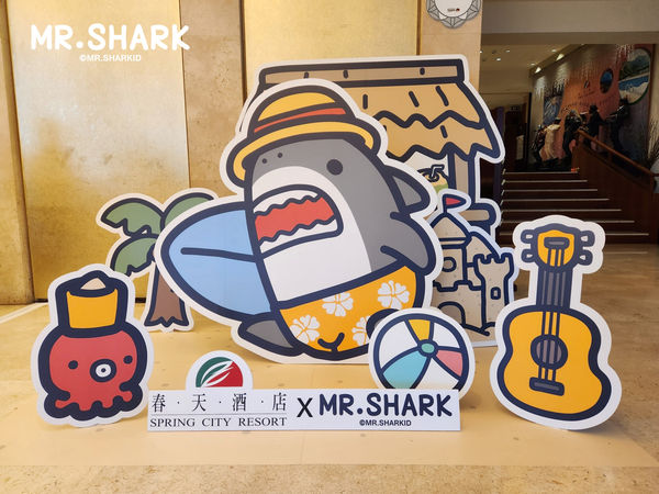 ▲春天酒店今年首度與「鯊魚先生MR.SHARK」合作，打造獨一無二的「MR.SHARK in 春天」主題客房，供純泡湯旅客預約。（圖／北投春天酒店提供）