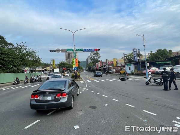 ▲▼樹林情侶雙載違規左轉，遭車撞飛，機車零件四散，2人受傷在地上翻滾             。（圖／記者陳以昇翻攝）