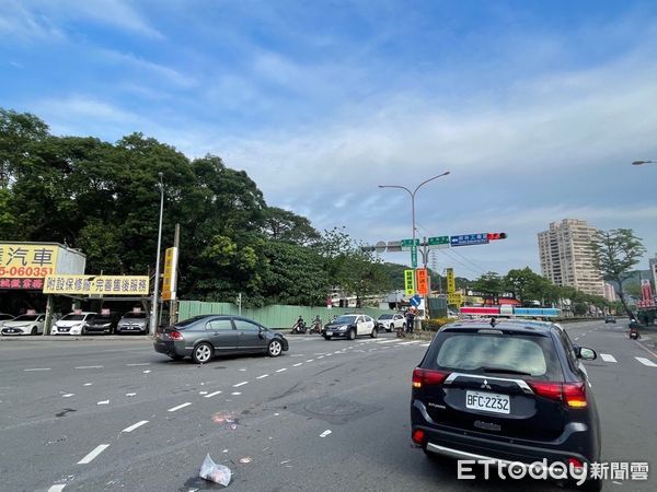 ▲▼樹林情侶雙載違規左轉，遭車撞飛，機車零件四散，2人受傷在地上翻滾             。（圖／記者陳以昇翻攝）