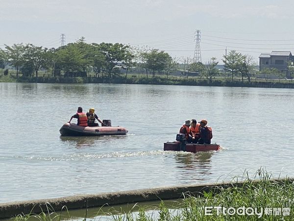 ▲台南市消防局第一救災救護大隊，於新營區天鵝湖辦理管筏膠筏操作人員專業教育訓練。（圖／記者林悅翻攝，下同）