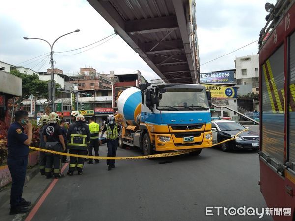 ▲▼預拌水泥車右轉撞倒機車騎士，騎士遭碾斷腿             。（圖／記者陳以昇翻攝）