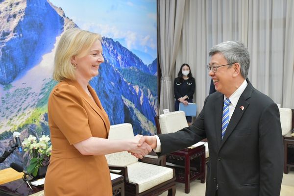 ▲▼行政院長陳建仁17日接見英國前首相特拉斯(Liz Truss)下議員。（圖／行政院提供）