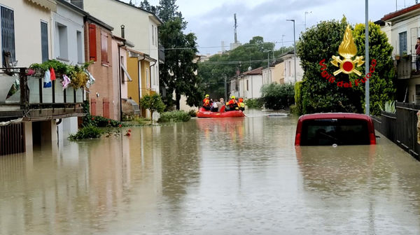 ▲▼義大利極端暴雨導致9人喪生，萬人被迫從家園撤離，原定F1大獎賽也因此取消。（圖／路透）