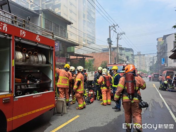 ▲汐止區茄苳路某麵店後方倉庫發生大火，警消到場搶救。（圖／記者張君豪翻攝）