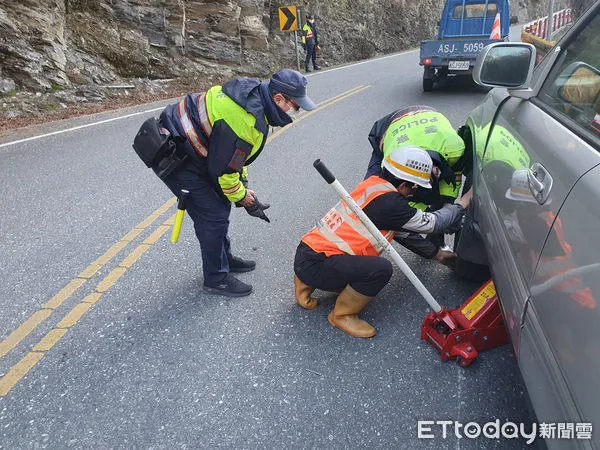 ▲▼新城分局員警趕赴現場以補上輪框螺絲應急方式協助賈男脫困。（圖／新城警分局提供，下同）