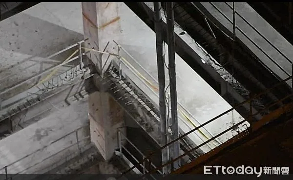 ▲畫面曝！「竹北天坑」凌晨偷復工　縣府重罰全縣停工。（圖／讀者提供）