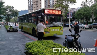 快訊／北市信義區機車與公車碰撞　女乘客捲入後方公車底命危