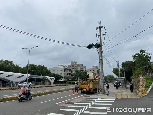 ▲台電地下開關箱故障，弘光科大無預警停電。（圖／民眾提供）