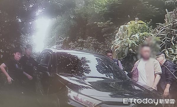 ▲恐怖情人揚言一起要完　女警尾隨live實況路名救了她一命。（圖／記者陳凱力翻攝）