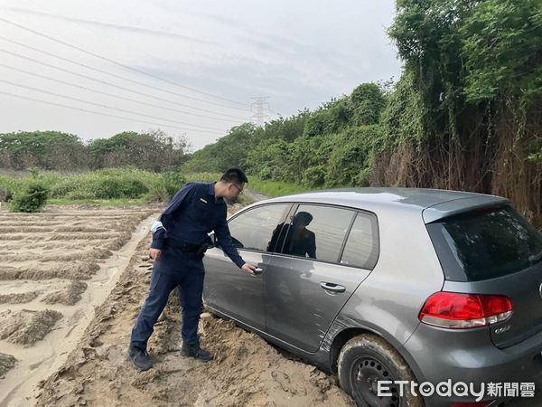 ▲▼女子誤信導航可省20分鐘路程，結果車陷泥濘「刁車」90分鐘，婦人獲救時一臉驚恐。（圖／警方提供，下同）