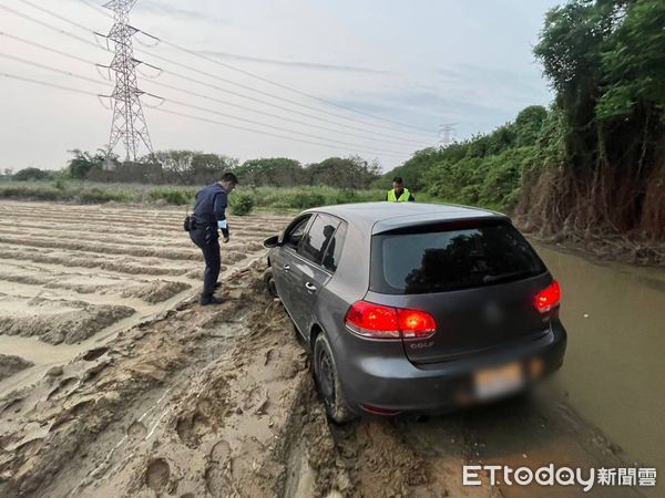 ▲▼女子誤信導航可省20分鐘路程，結果車陷泥濘「刁車」90分鐘，婦人獲救時一臉驚恐。（圖／警方提供，下同）