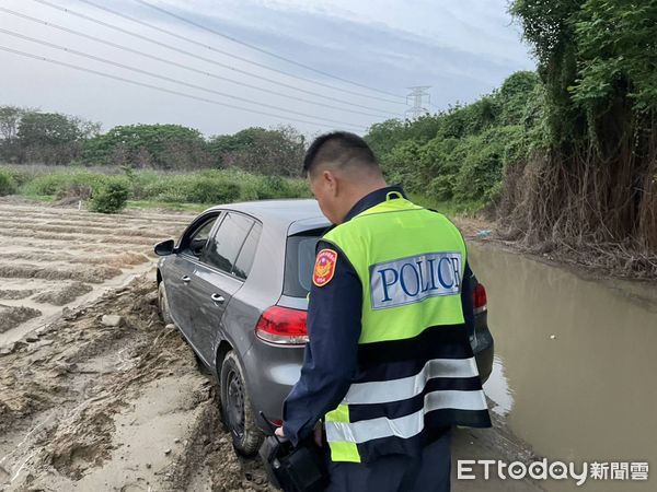 ▲▼女子誤信導航可省20分鐘路程，結果車陷泥濘「刁車」90分鐘，婦人獲救時一臉驚恐。（圖／警方提供，下同）