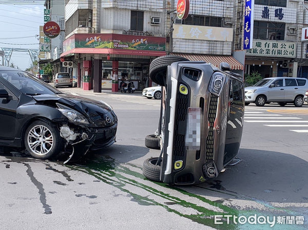 ▲台南市新市區中山路與光華街路口，18日上午發生1起車禍事故，其中1部自小客車被撞翻車，該車禍造成2人送醫救治。（圖／民眾提供，下同）