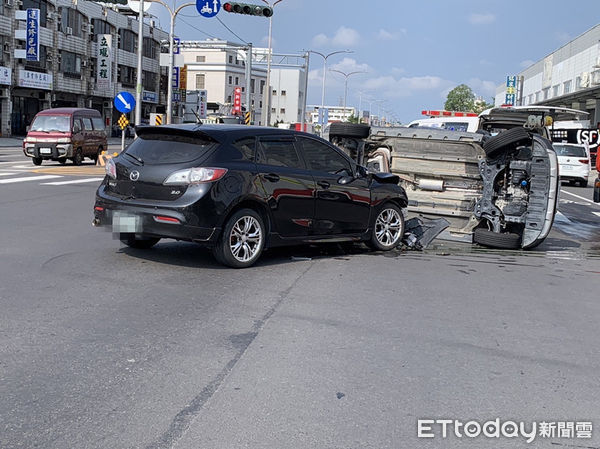 ▲台南市新市區中山路與光華街路口，18日上午發生1起車禍事故，其中1部自小客車被撞翻車，該車禍造成2人送醫救治。（圖／民眾提供，下同）