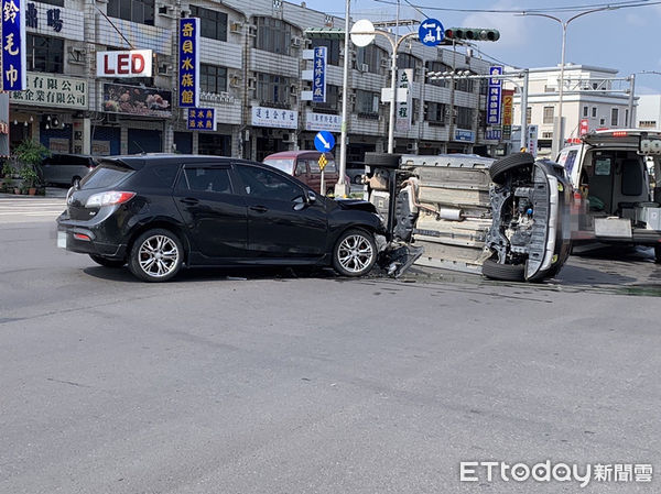 ▲台南市新市區中山路與光華街路口，18日上午發生1起車禍事故，其中1部自小客車被撞翻車，該車禍造成2人送醫救治。（圖／民眾提供，下同）