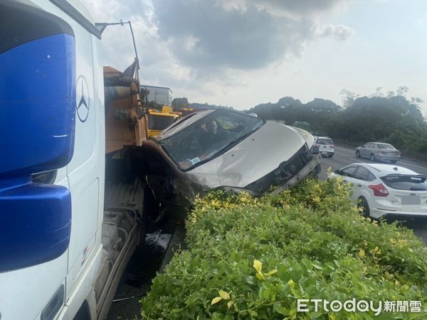 ▲▼國1北上76.7K追撞事故　小客車駕駛受困從前檔爬出。（圖／記者陳凱力翻攝）