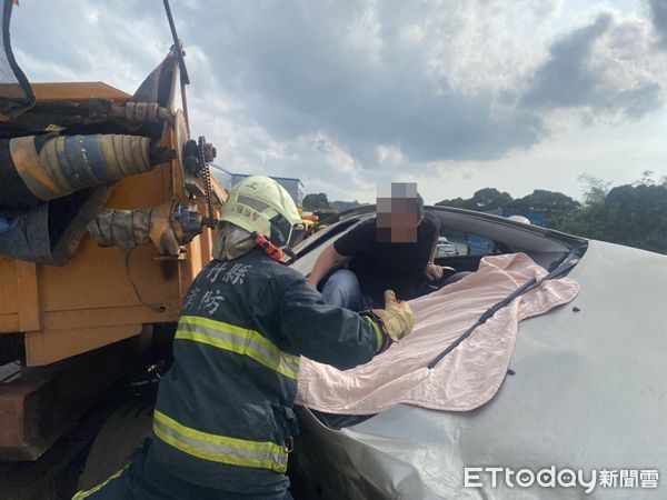 ▲▼國1北上76.7K追撞事故　小客車駕駛受困從前檔爬出。（圖／記者陳凱力翻攝）