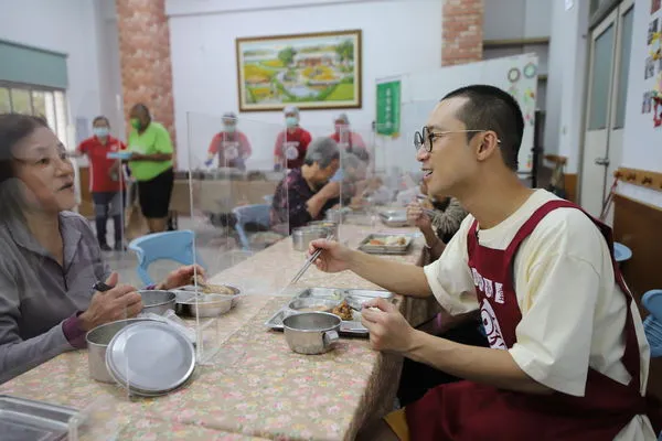 ▲▼浩角翔起陪長輩用餐。（圖／天主教中華聖母基金會提供）