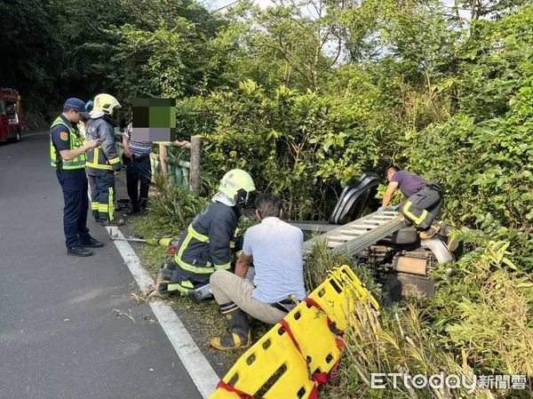 ▲▼貢寮區吉林產業道翻車。（圖／記者郭世賢攝）