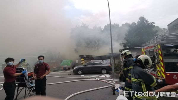 ▲▼          台北市大安區臥龍街一處木造平房今（18）日下午4時許不明原因發生火警   。（圖／記者黃彥傑攝）